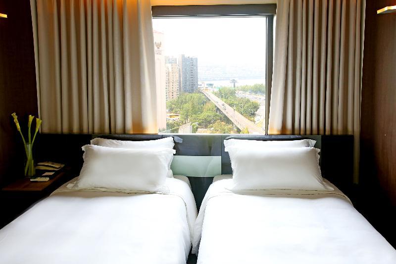 The Riverside 3*